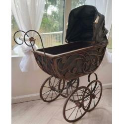 Oude decoratieve brocante kinderwagen, poppenwagen