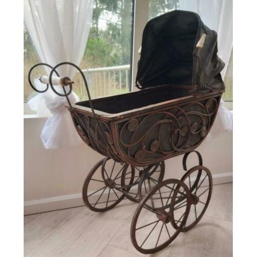 Oude decoratieve brocante kinderwagen, poppenwagen