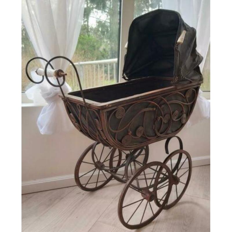 Oude decoratieve brocante kinderwagen, poppenwagen