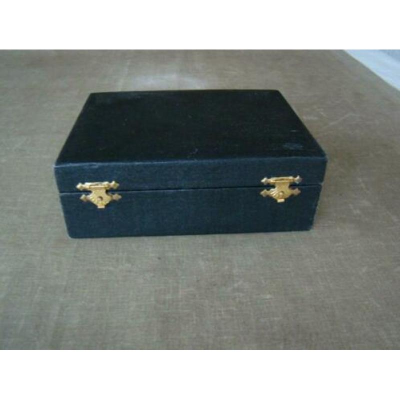 Oude verzilverde set peper en zout strooier in kistje