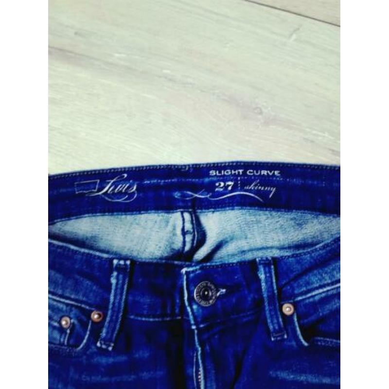 Levi's jeans slight curve 27