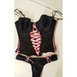 Sexy zwart met roze corset incl string, satijnachtig, mt XS