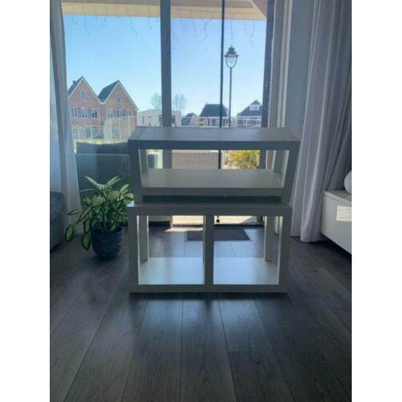 Witte kapstok met bak eronder voor schoenen of iets.