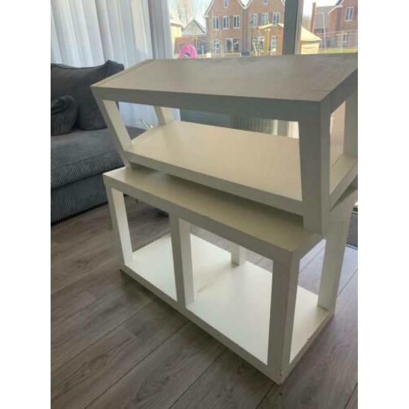 Witte kapstok met bak eronder voor schoenen of iets.