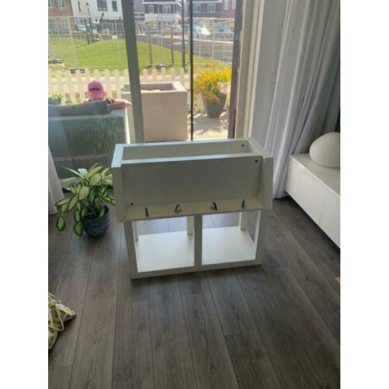 Witte kapstok met bak eronder voor schoenen of iets.