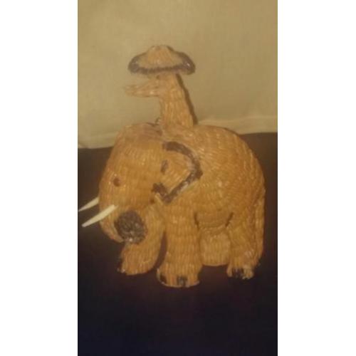 Prachtig olifant.Hand gewerkt.met grannen of pitten.