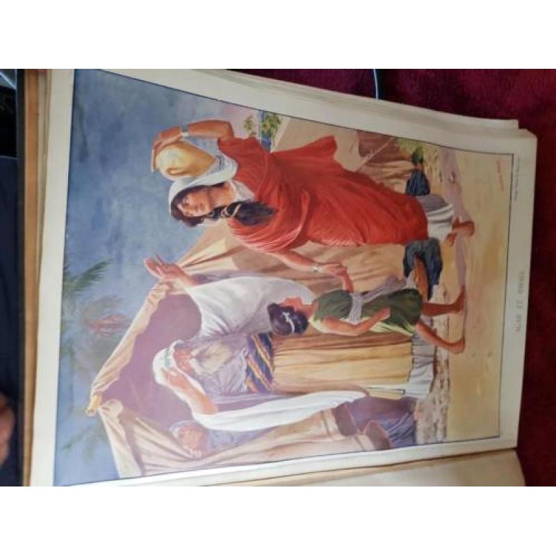 groot boek met bijbelse plaaten