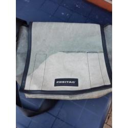 Freitag schouder/laptop tas.is orgineel. Kleur grijs/groen