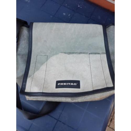 Freitag schouder/laptop tas.is orgineel. Kleur grijs/groen
