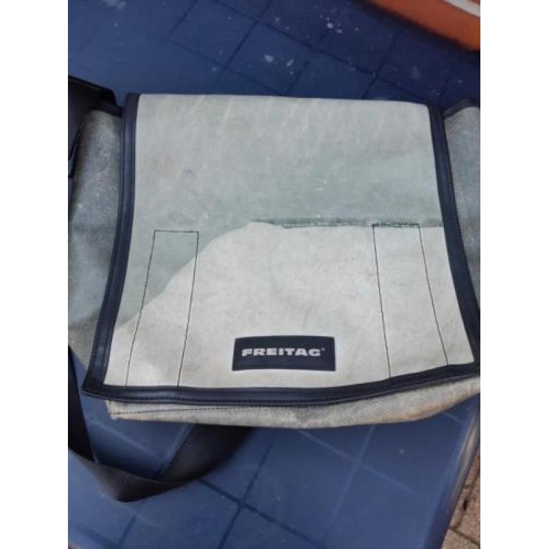 Freitag schouder/laptop tas.is orgineel. Kleur grijs/groen