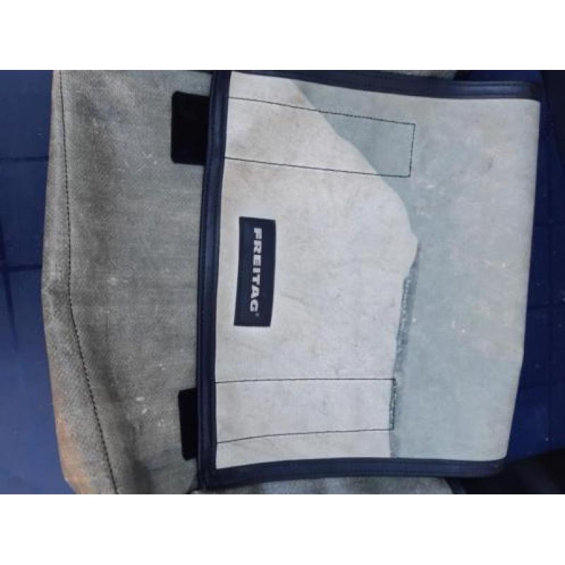 Freitag schouder/laptop tas.is orgineel. Kleur grijs/groen