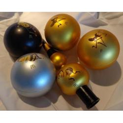 Vier plastic kerstballen piek van Bee Movie en McDonalds
