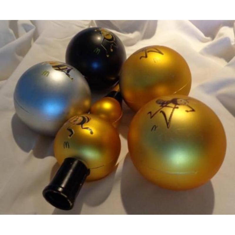 Vier plastic kerstballen piek van Bee Movie en McDonalds