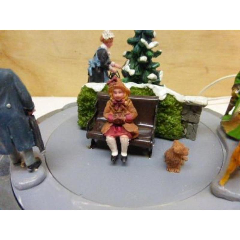 lemax Nanny strolls in the children park kerstdorp tafereel