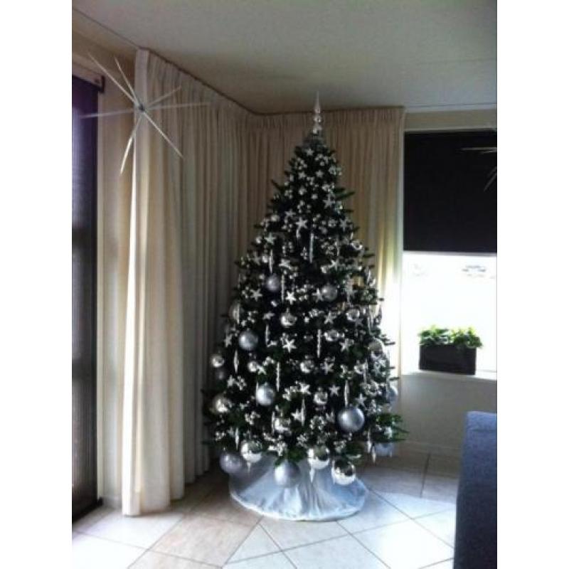 Kerstboom kunst met versiering.