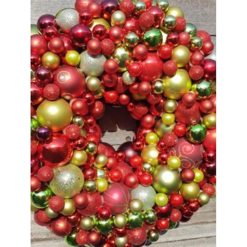 Rood/groene kerstkrans.....51 cm doornee