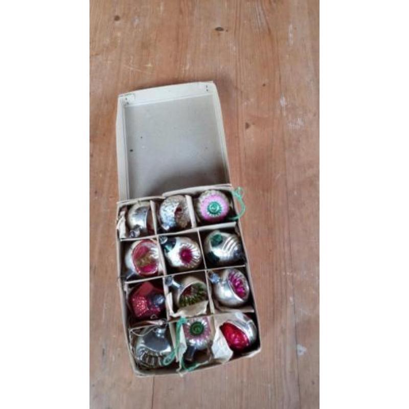 Stok oude kerstballen in originele doos. Klein formaat.