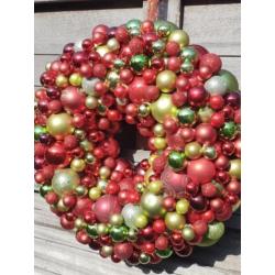 Rood/groene kerstkrans.....51 cm doornee