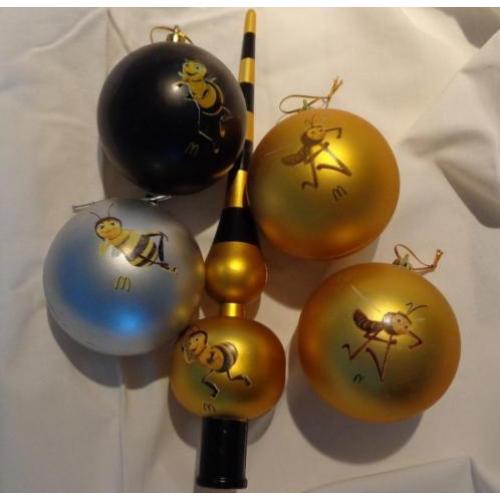 Vier plastic kerstballen piek van Bee Movie en McDonalds