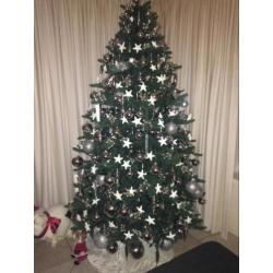 Kerstboom kunst met versiering.