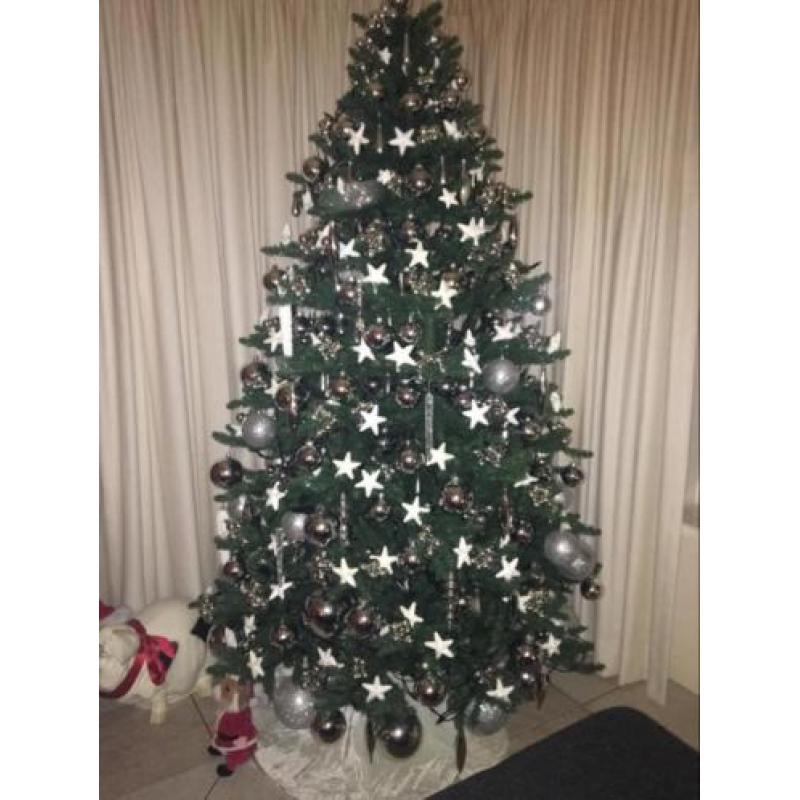 Kerstboom kunst met versiering.