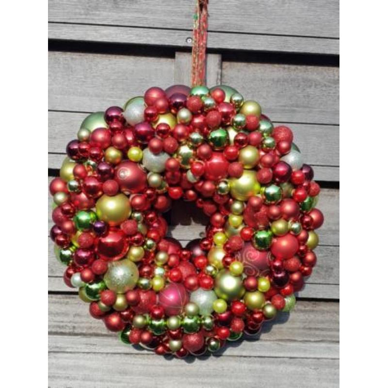 Rood/groene kerstkrans.....51 cm doornee