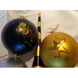 Vier plastic kerstballen piek van Bee Movie en McDonalds