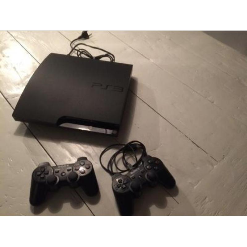 PlayStation 3 slim met twee controllers en 5 spelletjes