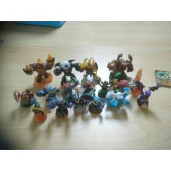 Skylanders giants + 17 poppetjes + portal, wii