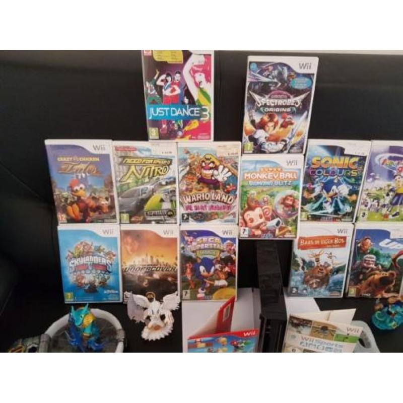 19 wii spellen met complete Wii set /controllers /skylanders