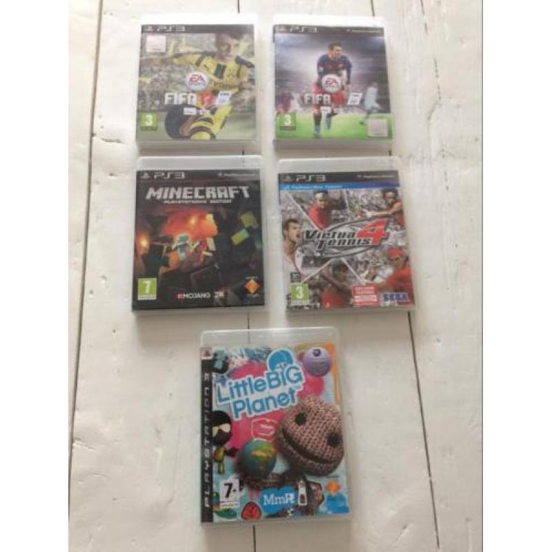 PlayStation 3 slim met twee controllers en 5 spelletjes