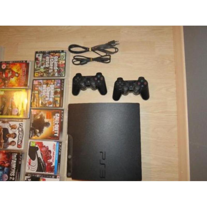 Playstation 3 met 2 controllers en 17 games.