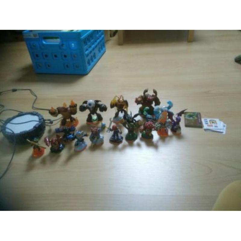 Skylanders giants + 17 poppetjes + portal, wii