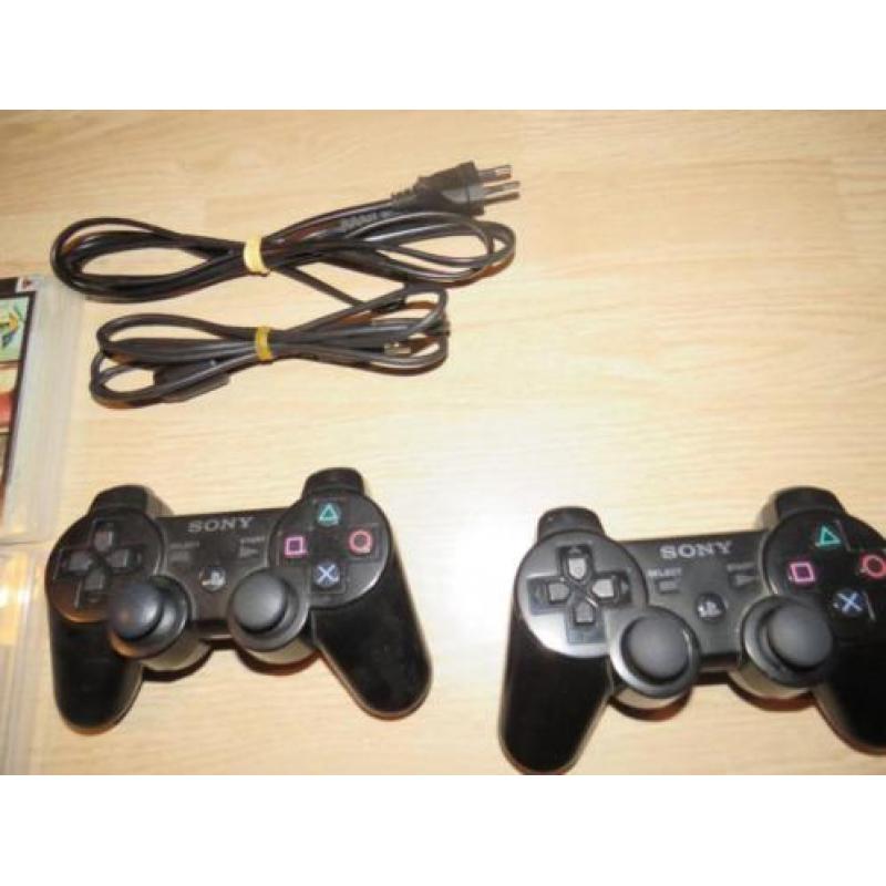 Playstation 3 met 2 controllers en 17 games.
