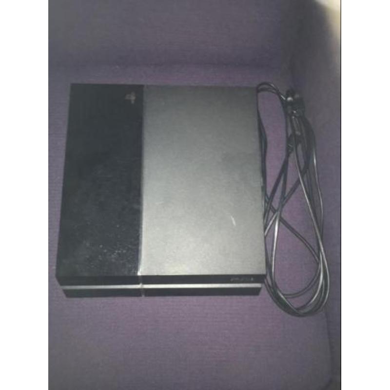 PlayStation4 500G + HDMI kabel + USB oplaadkabel + 4 spellen